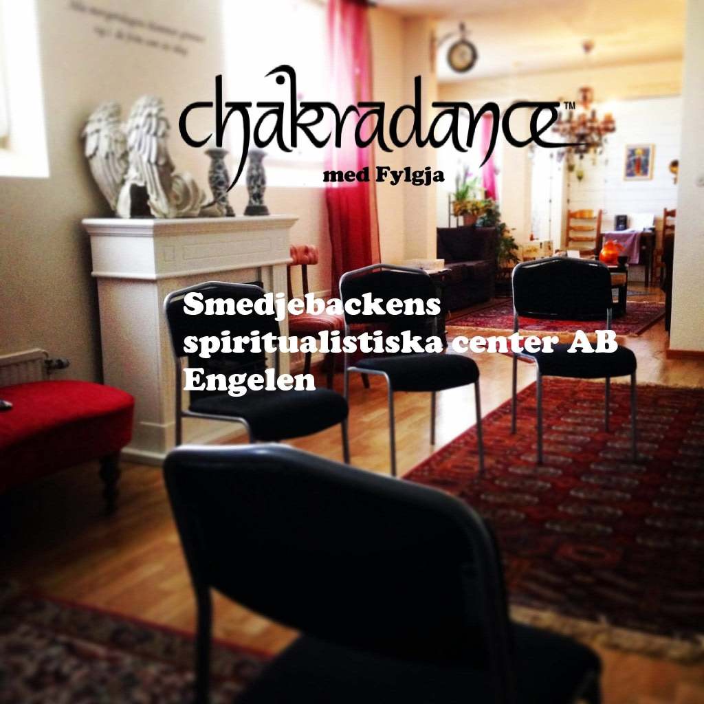 Inomhusmiljö med stolar i en cirkel, en öppen plats inredd för andliga aktiviteter, inklusive text som nämner Smedjebackens spirituallisitiska center AB.